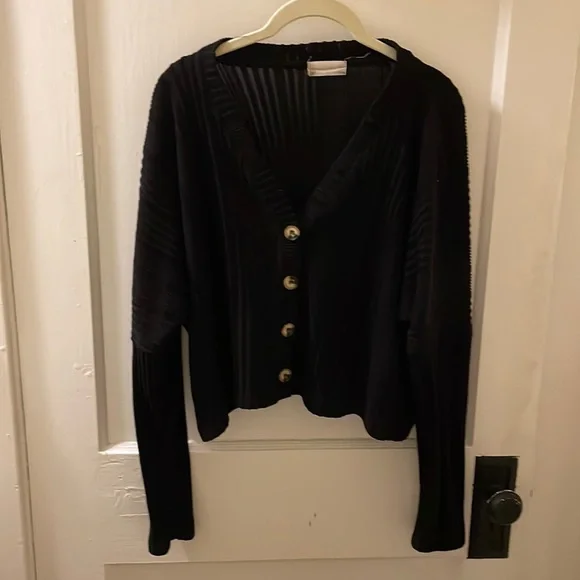 Altar’d State Black Cropped Cardigan - Picture 3 of 4